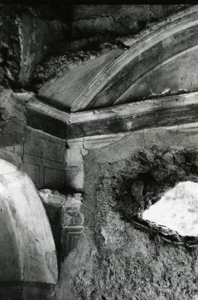 I.17.2 Pompeii. 1975. 
Shop House, cubiculum right, W of entrance, SW corner with lunette. Photo courtesy of Anne Laidlaw.
American Academy in Rome, Photographic Archive. Laidlaw collection _P_75_5_26.
On the south wall, left, is an arched niche.

