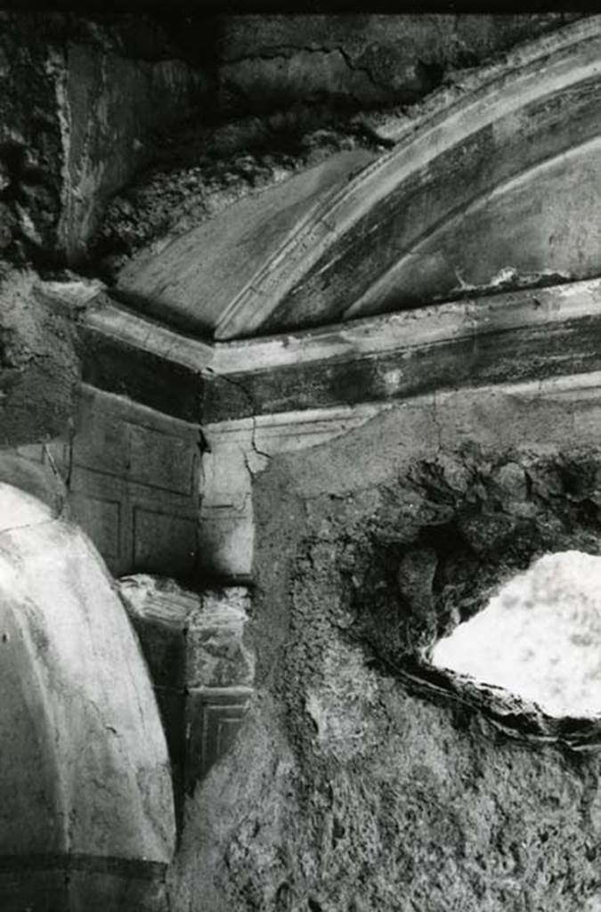 I.17.2 Pompeii. 1975. Shop House, cubiculum right E of entrance, SW corner with lunette.  Photo courtesy of Anne Laidlaw.
American Academy in Rome, Photographic Archive. Laidlaw collection _P_75_5_26.
