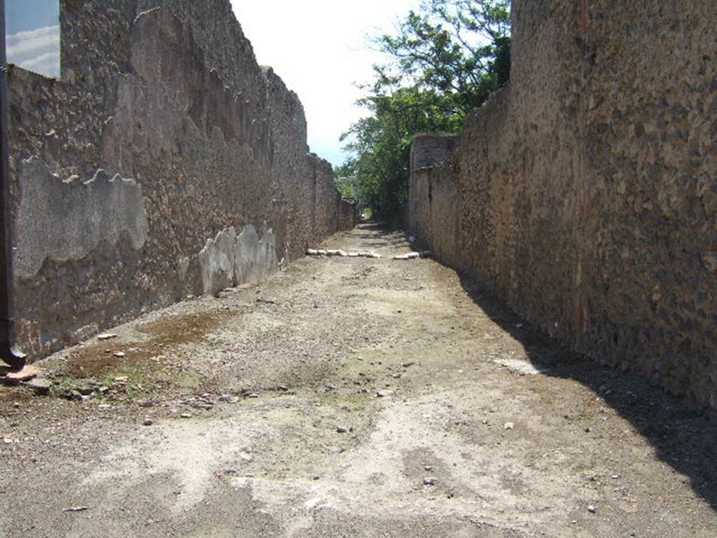 I.16 Pompeii. September 2005.   Roadway looking south.    I.17.3 side wall