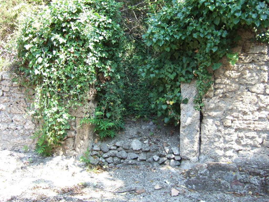 I.19.10 Pompeii. September 2005. Entrance doorway, looking east.