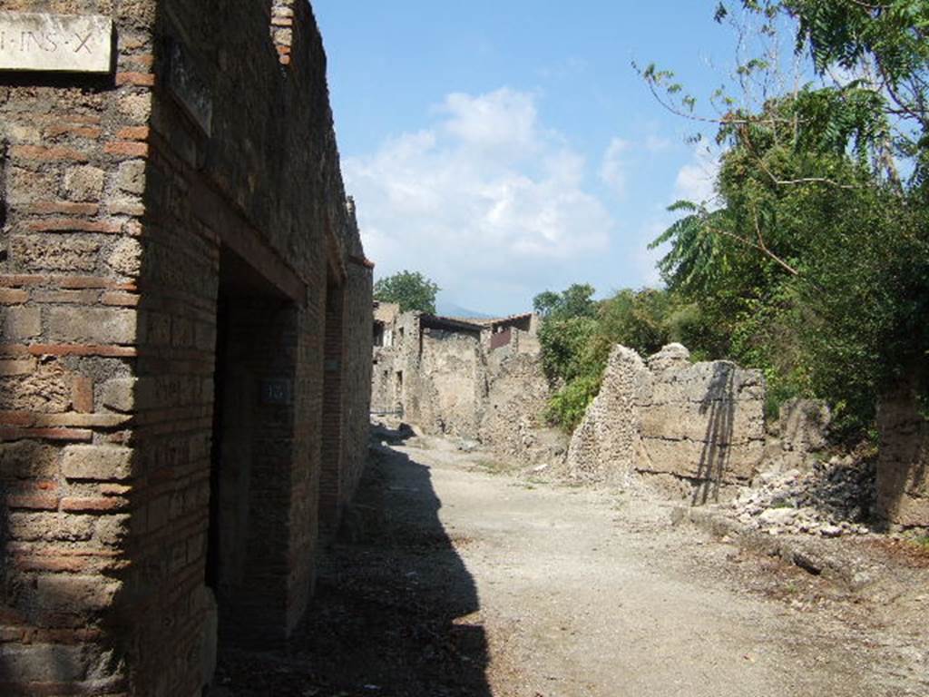 I.10 Pompeii, corner. September 2005. Roadway looking north towards I.19