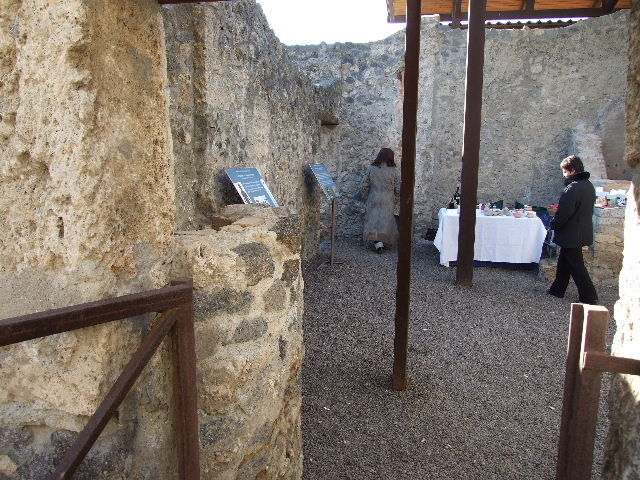 I.20.3 Pompeii. June 2005. Looking east towards oven at rear of entrance doorway. Photo courtesy of Nicolas Monteix.