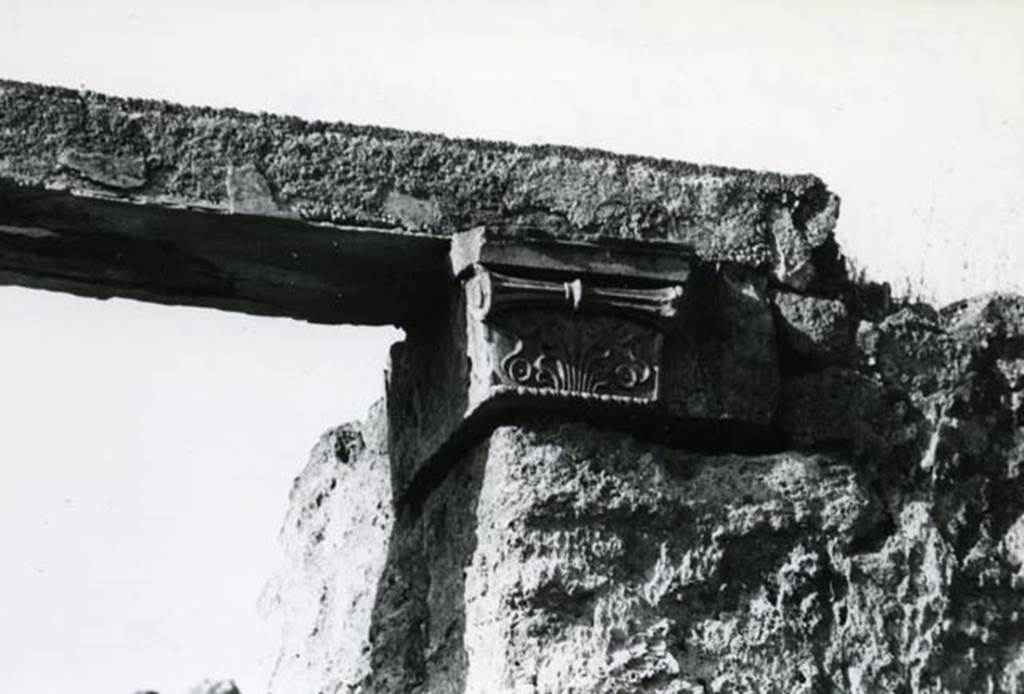 I.20.4 Pompeii. 1975. Shop House, façade entrance, right N pilaster capital.  Photo courtesy of Anne Laidlaw.
American Academy in Rome, Photographic Archive. Laidlaw collection _P_75_7_20.

