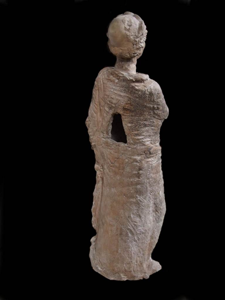 I.20.4 Pompeii.  Found on 31st January 1959.   Rear view of Terracotta statue of the muse Polyhymnia.  SAP inventory number 12366.