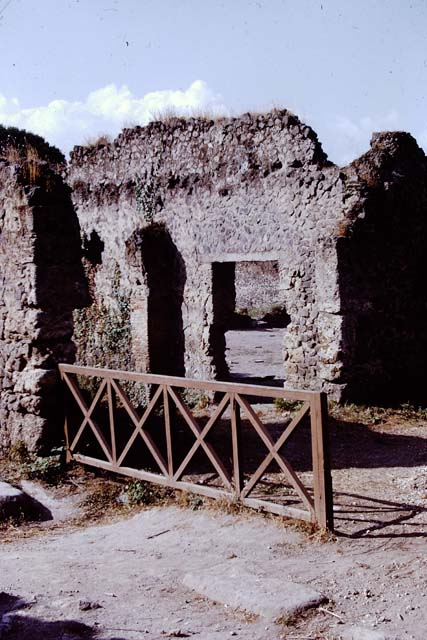 I.20.5 Pompeii. 1972. Entrance doorway. Photo by Stanley A. Jashemski. 
Source: The Wilhelmina and Stanley A. Jashemski archive in the University of Maryland Library, Special Collections (See collection page) and made available under the Creative Commons Attribution-Non Commercial License v.4. See Licence and use details. J72f0565
