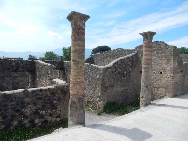 I.21.1 Pompeii. May 2017. Columns and steps, looking south-west on Via della Palestra. Photo courtesy of Buzz Ferebee.
