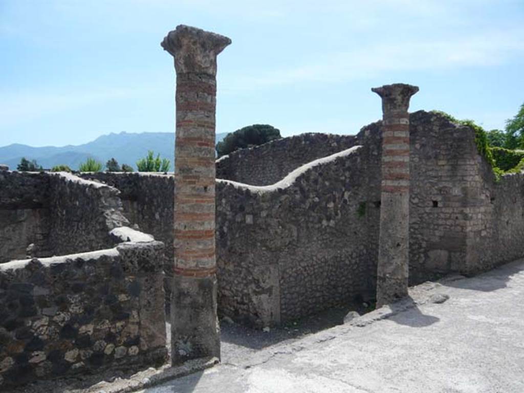 I.21.2 Pompeii. May 2012. Entrance doorway by the left column. Photo courtesy of Buzz Ferebee.