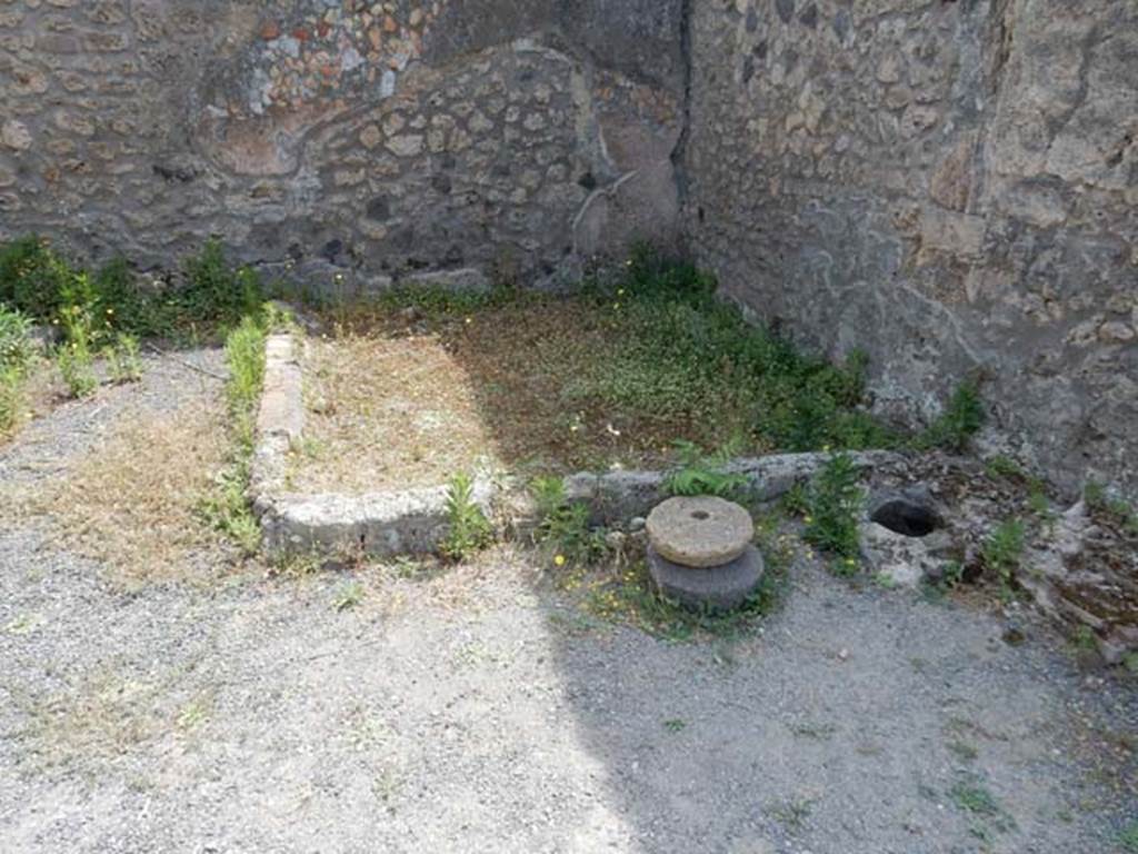I.21.2 Pompeii. September 2015. Looking north in room on east side of entrance corridor.