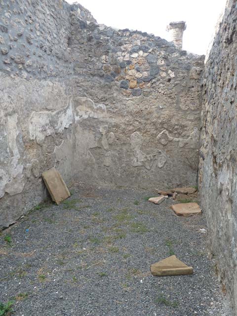 I.21.2 Pompeii. September 2015. Remains of painted plaster on east wall near doorway to atrium.