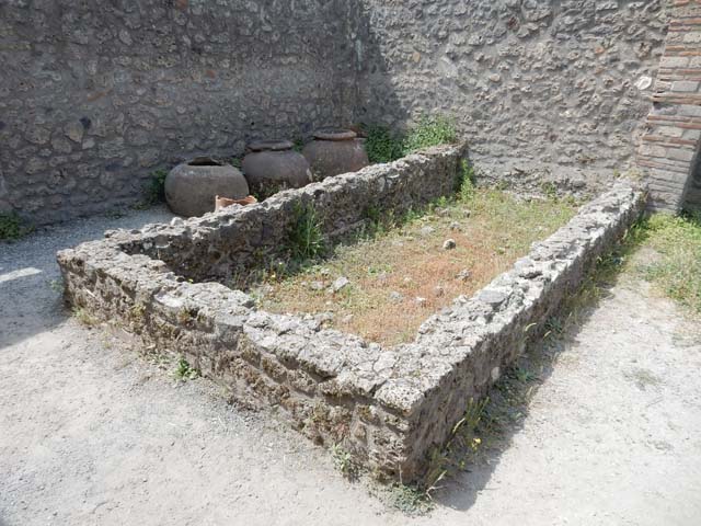 I.21.2 Pompeii. June 2005. West side, with terracotta puteal and basin/vat. Photo courtesy of Nicolas Monteix