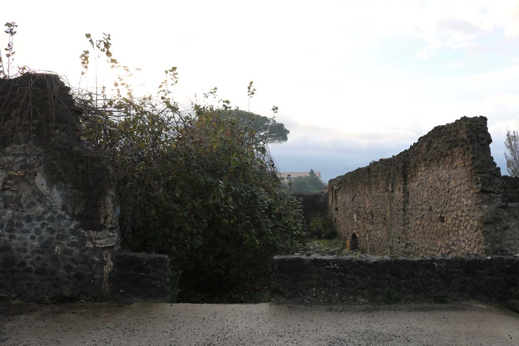 I.21.3 Pompeii. September 2015. East side of entrance doorway on Via della Palestra.