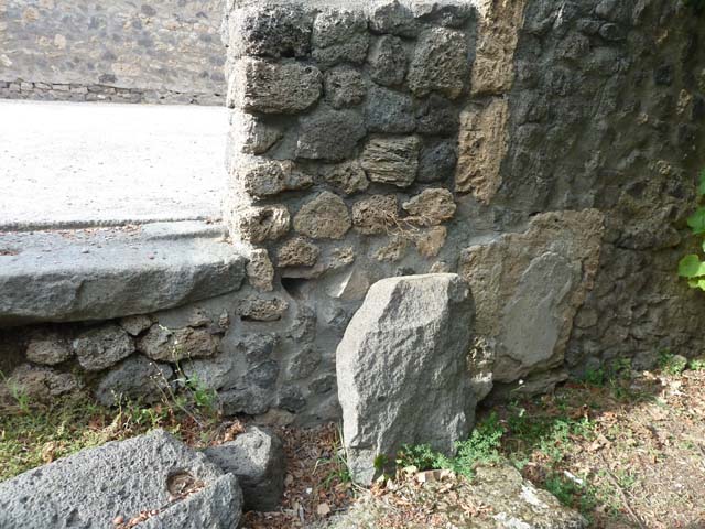 I.21.3 Pompeii. September 2015. Tile lined opening built into the wall to the east of the top step, used to channel the overflow water from the streetasa source of watering the garden area.
See Jashemski, W. F., 1993. The Gardens of Pompeii, Volume II: Appendices. New York: Caratzas. (p.71)
