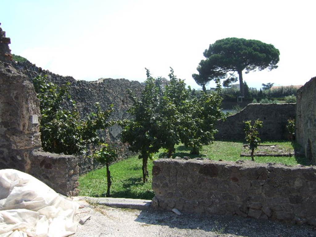 I.21.3 Pompeii. May 2005. Looking south to entrance with steps down to garden.