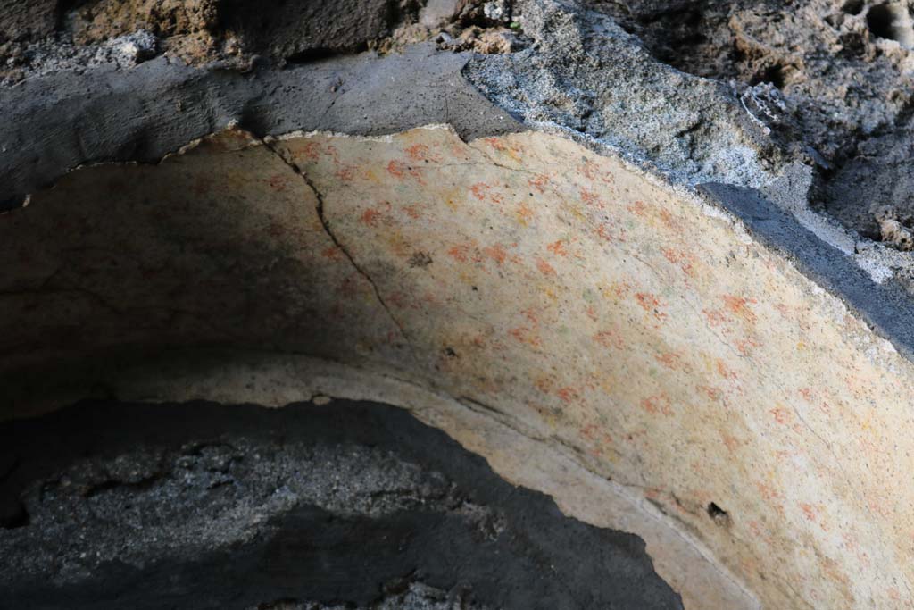 I.21.3 Pompeii. December 2018. Detail of niche with remaining painted decoration.  Photo courtesy of Aude Durand.