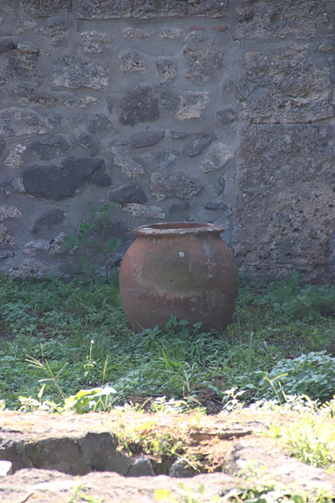 I.21.3 Pompeii. October 2022. Pot against south wall. Photo courtesy of Klaus Heese.