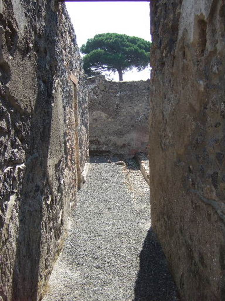 I.21.5 Pompeii. September 2005. Looking south across west side of garden area.