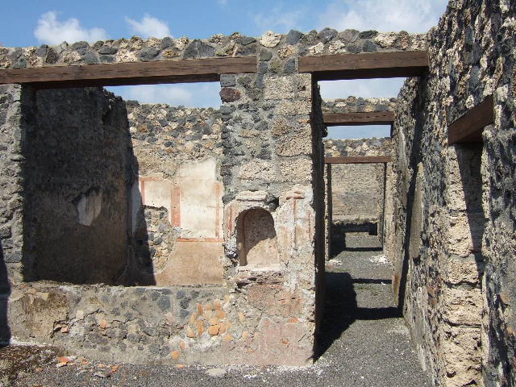 I.21.5 Pompeii. September 2005. Looking north from garden area, towards windowed wall of tablinum with niche, and corridot to atrium.