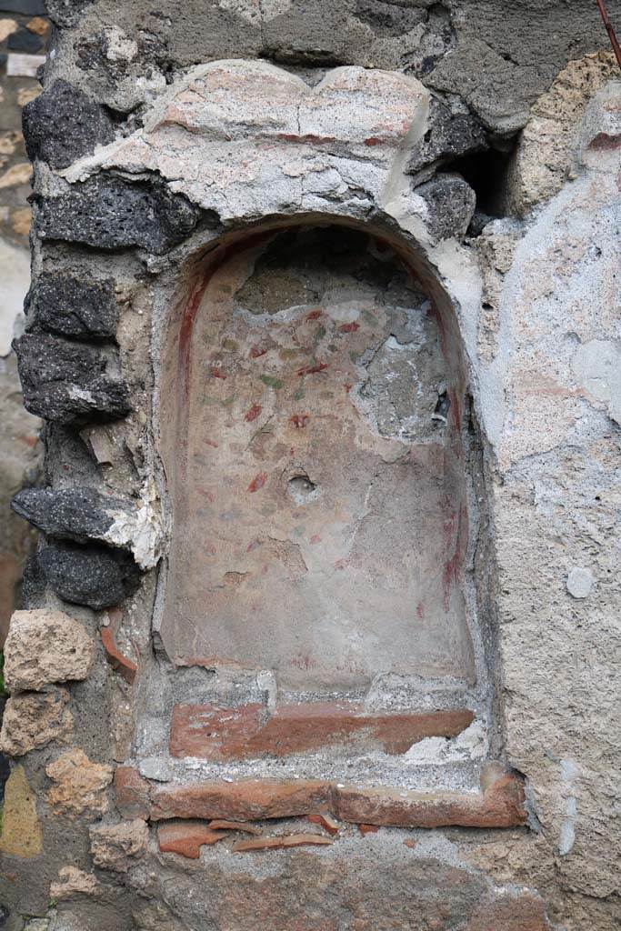 I.21.5 Pompeii. December 2018. 
Niche decorated with painted flowers, in north wall of garden area. Photo courtesy of Aude Durand.

