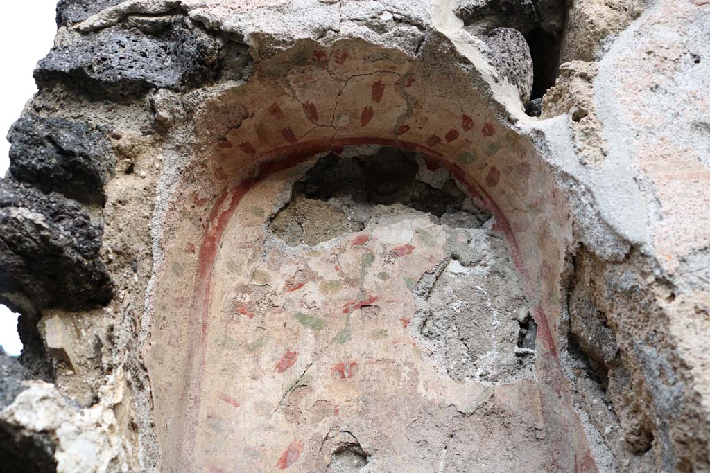 I.21.5 Pompeii. December 2018. Detail of painted decoration in niche. Photo courtesy of Aude Durand.