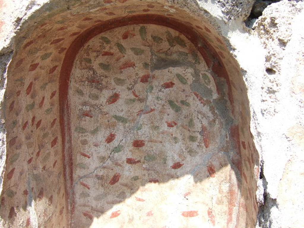 I.21.5 Pompeii. September 2005. Painted niche on north wall of garden area. The red and green dots presumably represent red flowers and green leaves.

