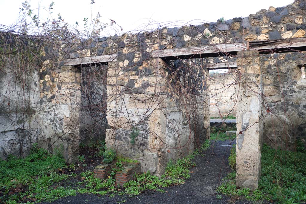 I.21.5 Pompeii. December 2018. 
Looking towards north side of atrium with doorways to I.21.4 (left), to entrance corridor, and to cubiculum (right). Photo courtesy of Aude Durand.
