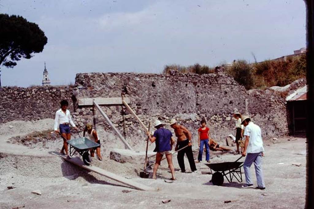 I.21.6 Pompeii. 1974. Working in the south-east corner. Photo by Stanley A. Jashemski.   
Source: The Wilhelmina and Stanley A. Jashemski archive in the University of Maryland Library, Special Collections (See collection page) and made available under the Creative Commons Attribution-Non Commercial License v.4. See Licence and use details. J74f0346

