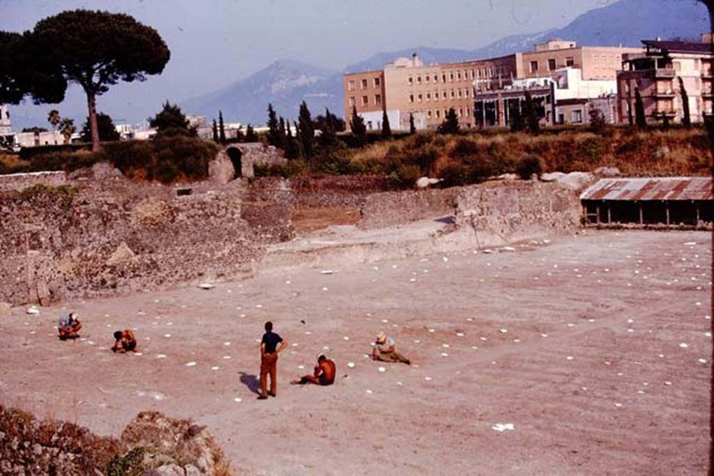 I.21.6 Pompeii. 1974. Looking south-east across site. Photo by Stanley A. Jashemski.   
Source: The Wilhelmina and Stanley A. Jashemski archive in the University of Maryland Library, Special Collections (See collection page) and made available under the Creative Commons Attribution-Non Commercial License v.4. See Licence and use details. J74f0549
