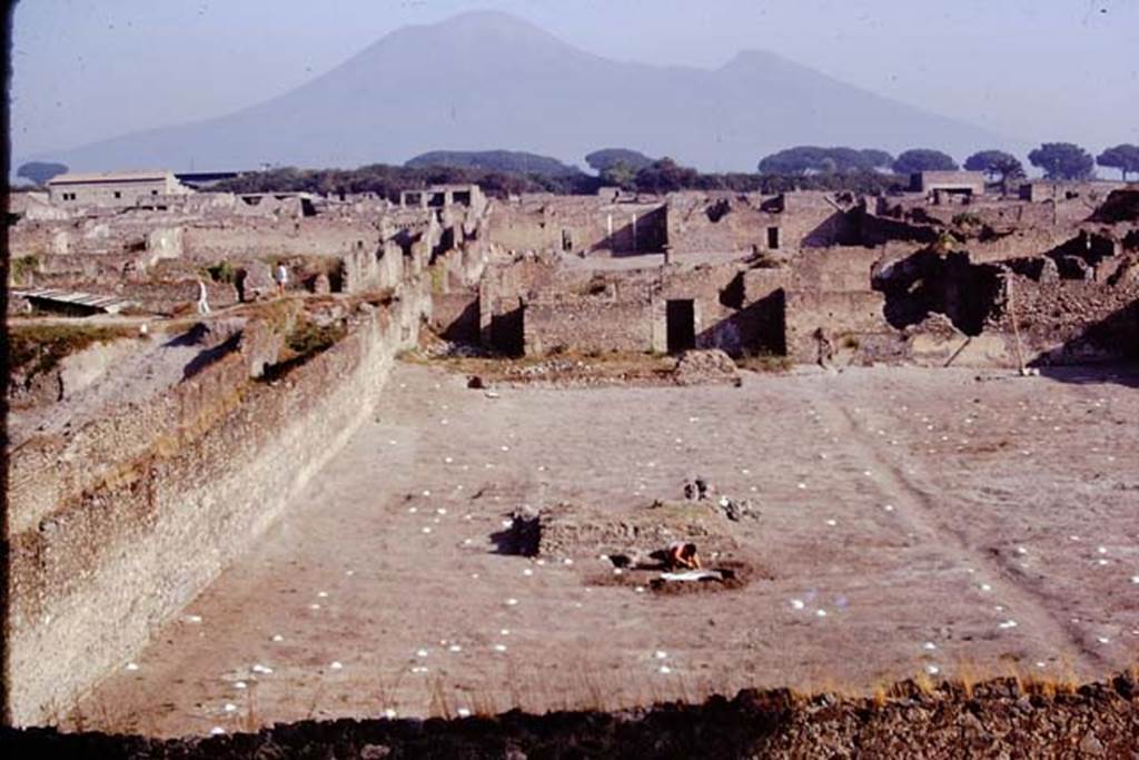 I.21.6 Pompeii. 1974. Looking north along west side across triclinium.  Photo by Stanley A. Jashemski.   
Source: The Wilhelmina and Stanley A. Jashemski archive in the University of Maryland Library, Special Collections (See collection page) and made available under the Creative Commons Attribution-Non Commercial License v.4. See Licence and use details. J74f0700

