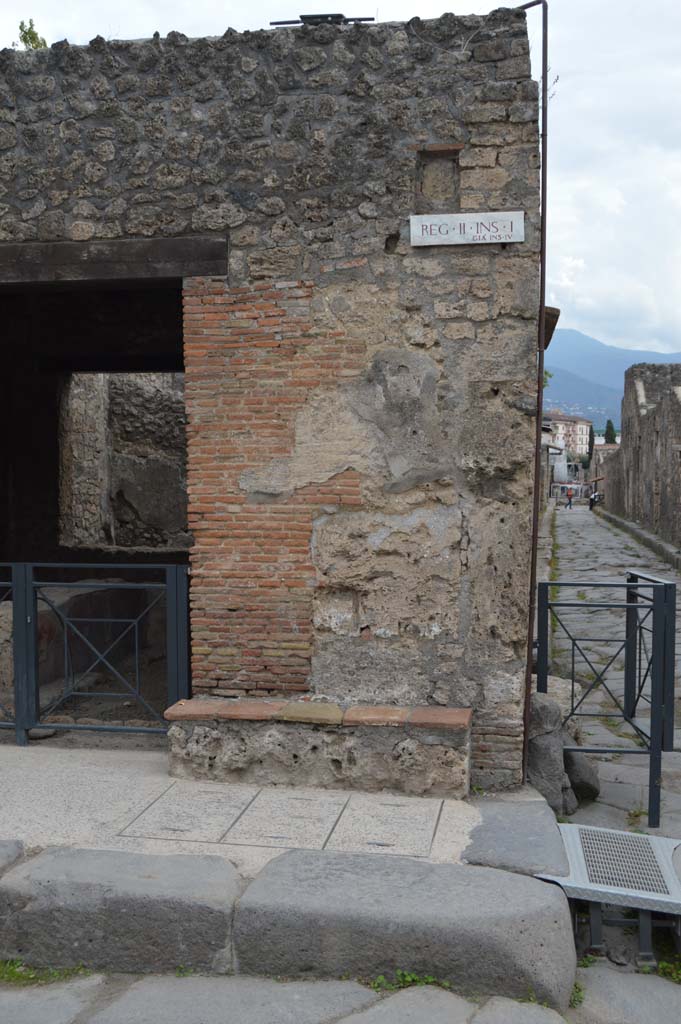 II.1.1 Pompeii. October 2017. 
Looking south on Via dell’Abbondanza towards bench outside of west side of entrance.
On the right is the Via di Nocera.
Foto Taylor Lauritsen, ERC Grant 681269 DÉCOR.
