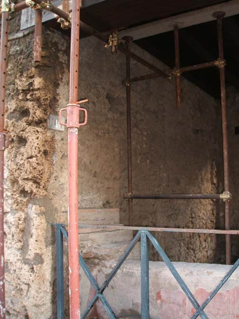 II.1.1 Pompeii. December 2018. 
Looking south to entrance doorway on Via dell’Abbondanza, Via di Nocera is on the right. Photo courtesy of Aude Durand.
