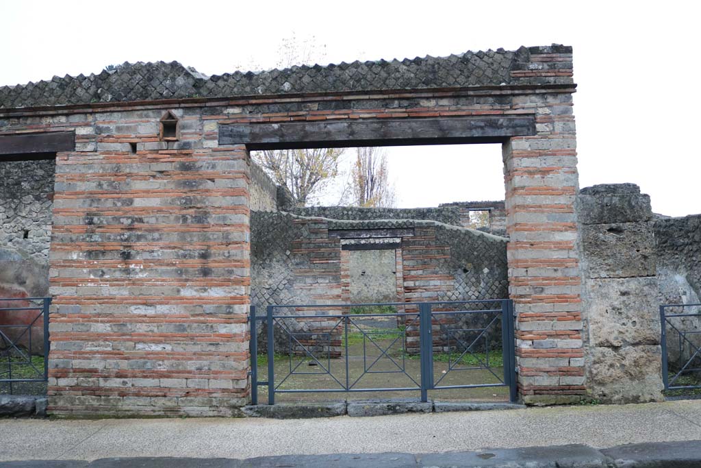 II.1.4 Pompeii. December 2018. Entrance doorway on south side of Via dell’Abbondanza. Photo courtesy of Aude Durand.