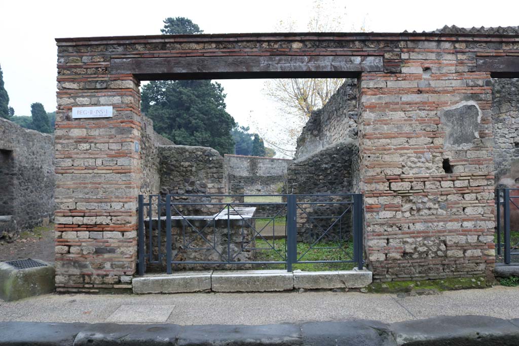 II.1.6 Pompeii. December 2018. Entrance doorway on south side of Via dell’Abbondanza. Photo courtesy of Aude Durand.

