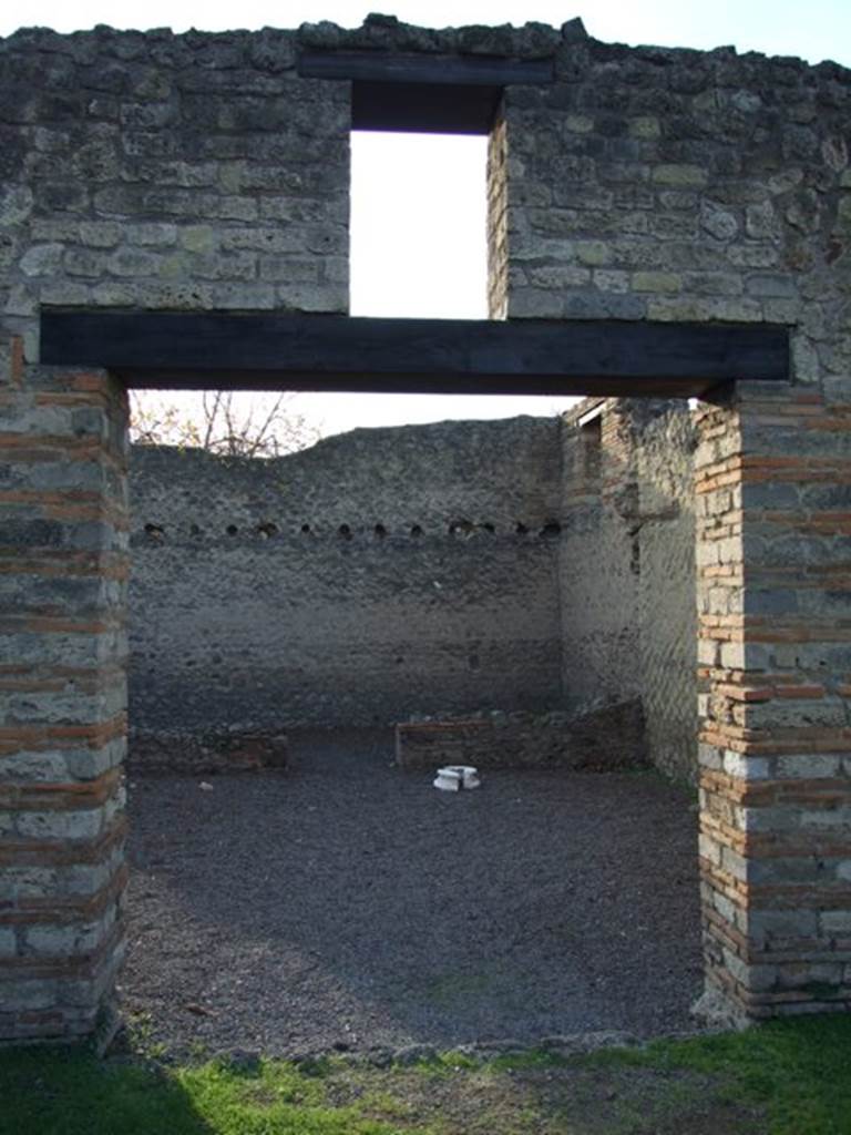 II.1.7 Pompeii. December 2007. Entrance doorway to the house from the garden