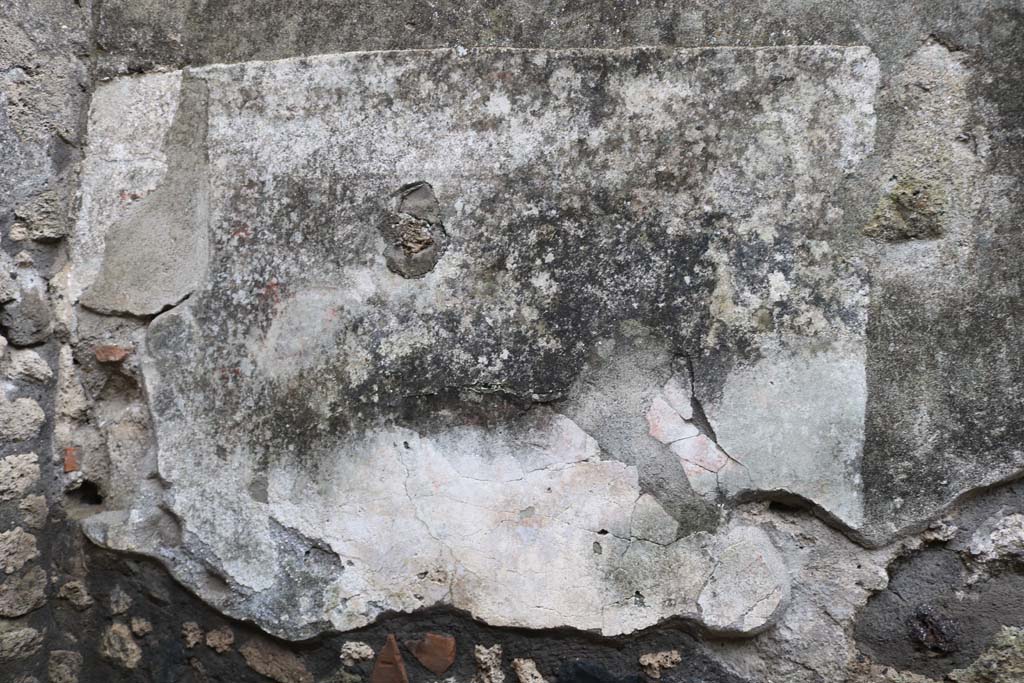 II.1.13 Pompeii. December 2018. Detail of remaining plaster from south wall of kitchen. Photo courtesy of Aude Durand.
