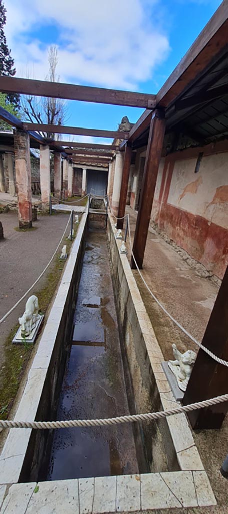II.2.2 Pompeii.  March 2009. Room 13.  Garden.  Nymphaeum Niche, fountain and steps.