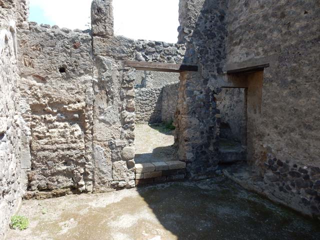 II.2.2 Pompeii. May 2016. Room 3, south-east corner and south wall. Photo courtesy of Buzz Ferebee.