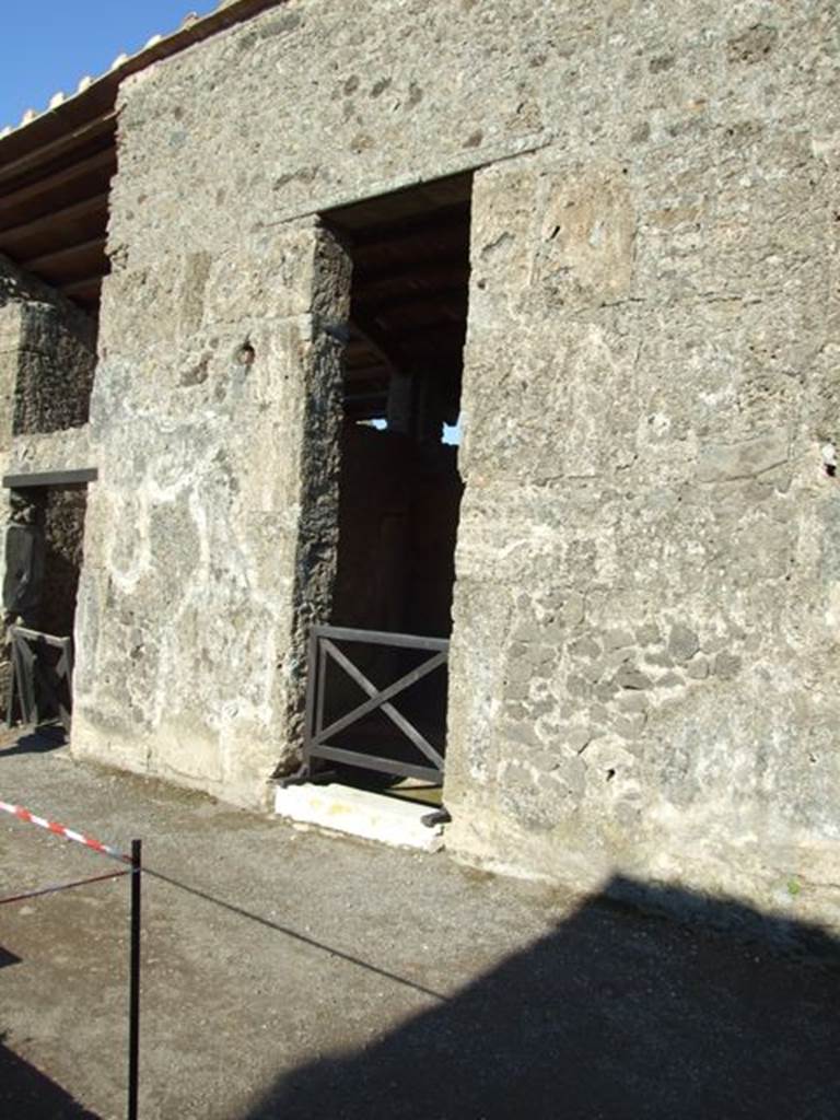II.2.2 Pompeii. March 2009. Doorway to room 6, triclinium, on east side of atrium.