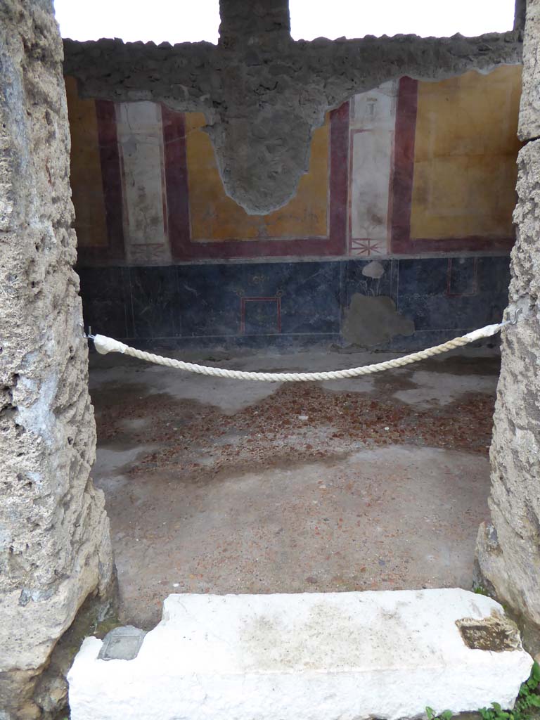 II.2.2 Pompeii. January 2017. Room “c”, looking through entrance doorway towards east wall. 
Foto Annette Haug, ERC Grant 681269 DÉCOR.

