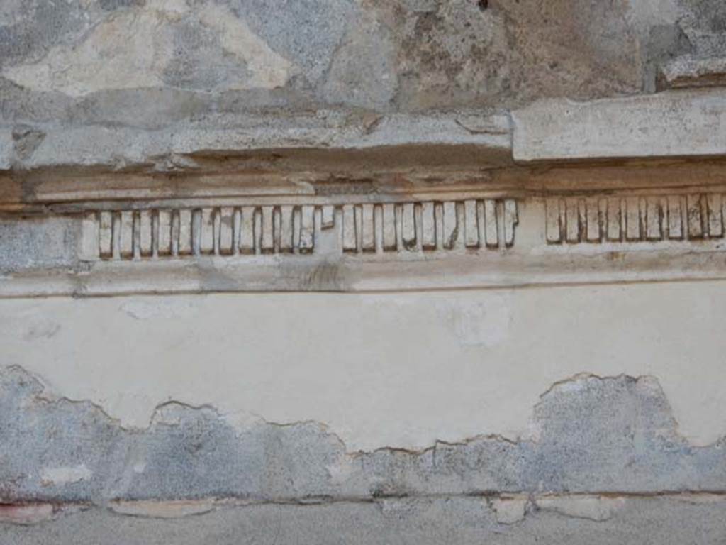 II.2.2 Pompeii. May 2016. Room “f”, detail from upper south wall at west end. Photo courtesy of Buzz Ferebee.
