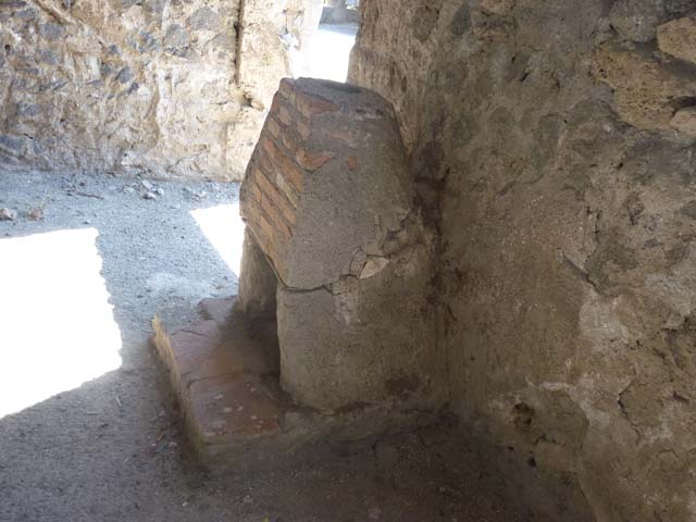 II.2.2 Pompeii. May 2016. Room “f”, detail of figure of priest of Isis from west end of south wall. Photo courtesy of Buzz Ferebee.
