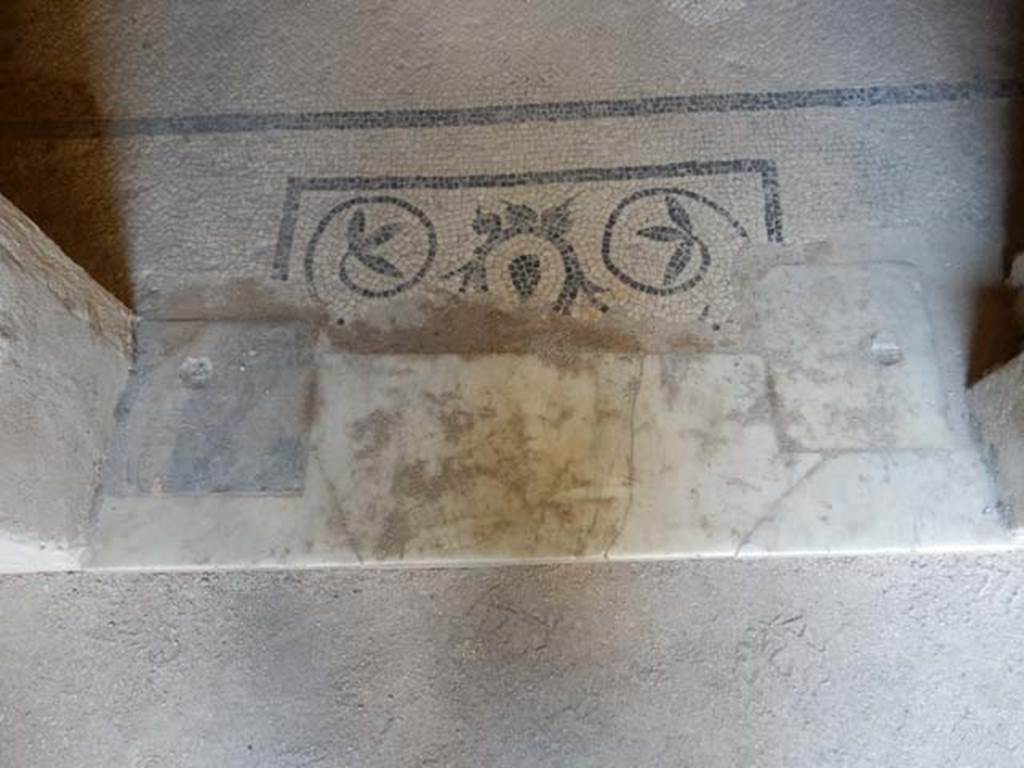II.2.2 Pompeii. May 2016. Room “e”, mosaic floor and marble threshold. Photo courtesy of Buzz Ferebee.