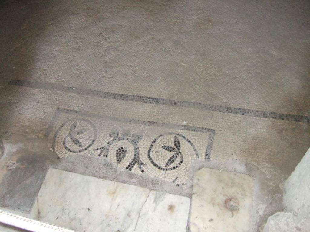 II.2.2 Pompeii. December 2005. Room “e”, mosaic floor and marble threshold. 