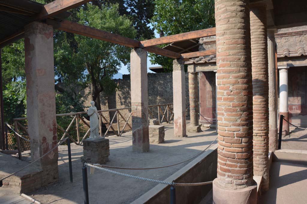 II.2.2 Pompeii. July 2017. Room “i”, looking south-west from south end of pseudoperistyle “g”, on right.
Foto Annette Haug, ERC Grant 681269 DÉCOR.
