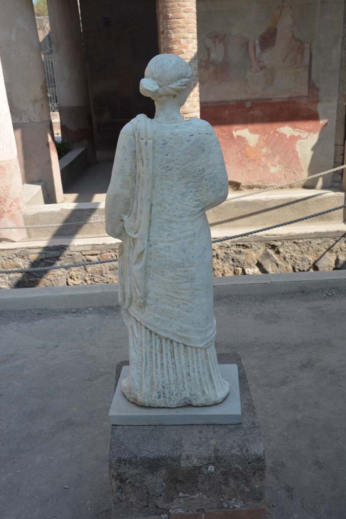 II.2.2 Pompeii. July 2017. Room “i”, rear of statue of Mnemosyne or Erato.
Foto Annette Haug, ERC Grant 681269 DÉCOR.
