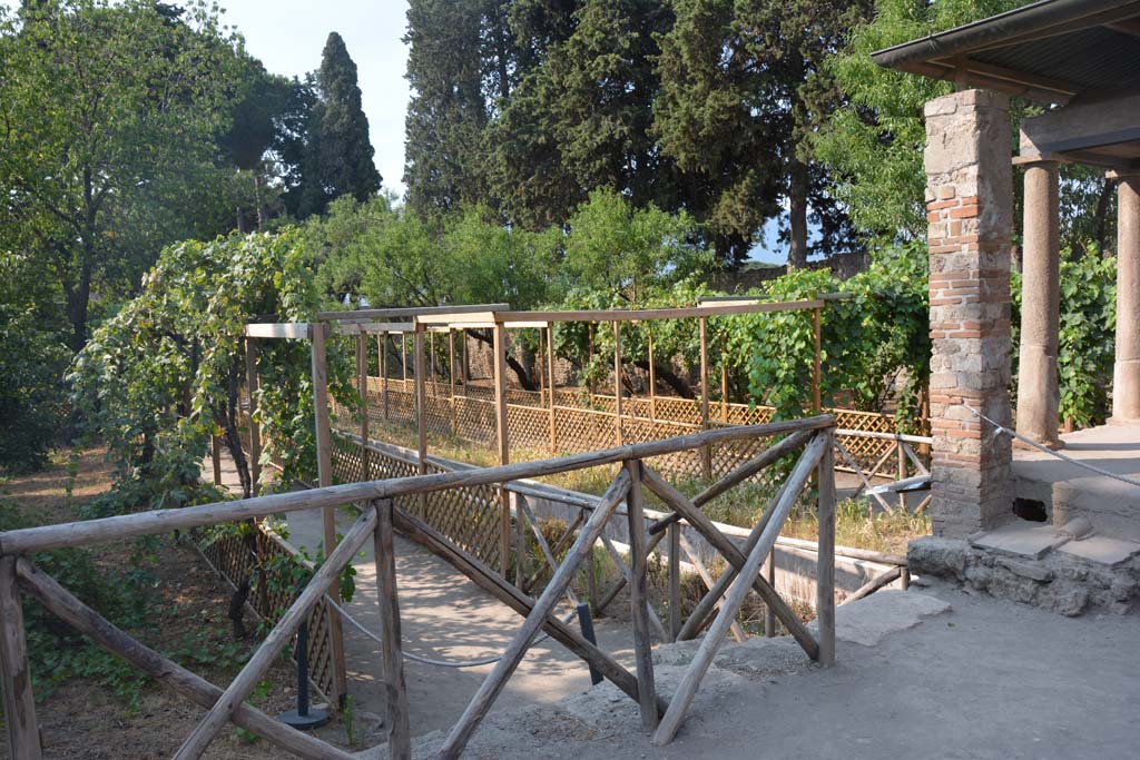 II.2.2 Pompeii. July 2017. 
Room “l” (L), looking south-west across garden from east side of temple in room “i”, on upper euripus level.
Foto Annette Haug, ERC Grant 681269 DÉCOR.
