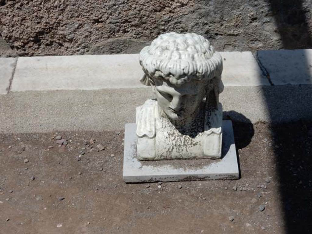 II.2.2 Pompeii. May 2016. 
Room “i”, white bust of a man, perhaps a young Dionysus replaced in the garden area.
Photo courtesy of Buzz Ferebee.  

