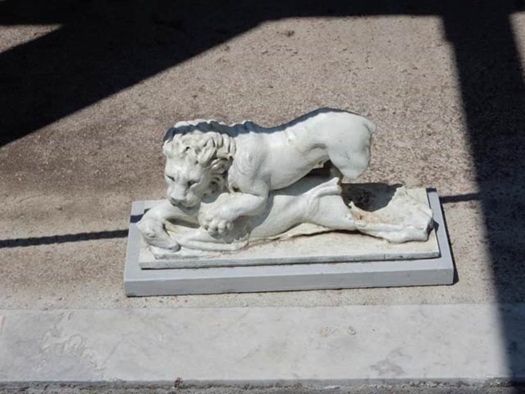II.2.2 Pompeii. May 2016. Room "i". White statuette of a lion found on the north side of the upper euripus in the garden. 
Photo courtesy of Buzz Ferebee.

