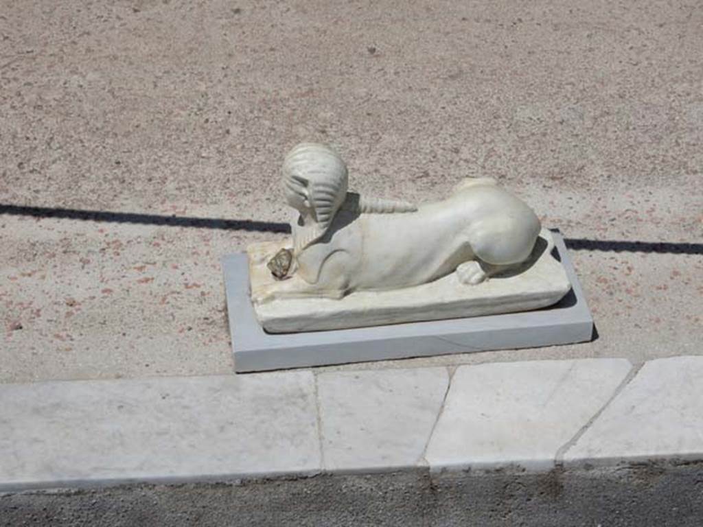 II.2.2 Pompeii. May 2016. Room "i", white statuette of Sphinx, found on the north side of the upper euripus.
Photo courtesy of Buzz Ferebee.
