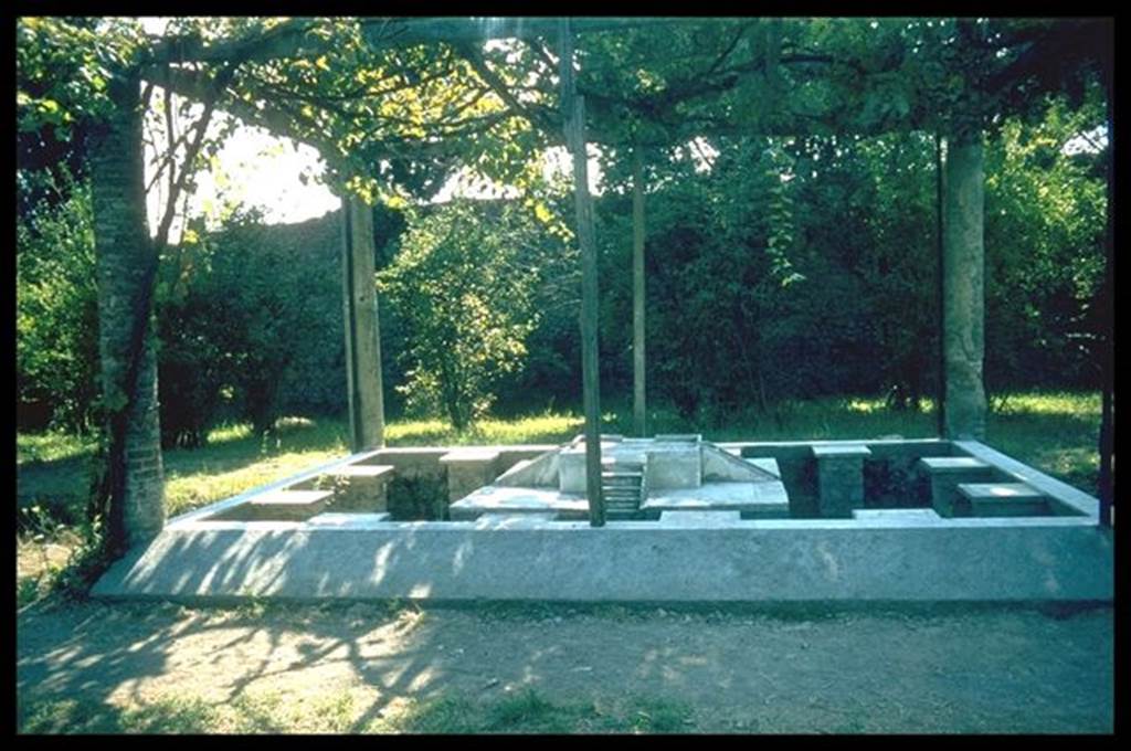 II.2.2 Pompeii. Room “l”, garden. Pool and fountain with columns and pergola.
Photographed 1970-79 by Günther Einhorn, picture courtesy of his son Ralf Einhorn.

