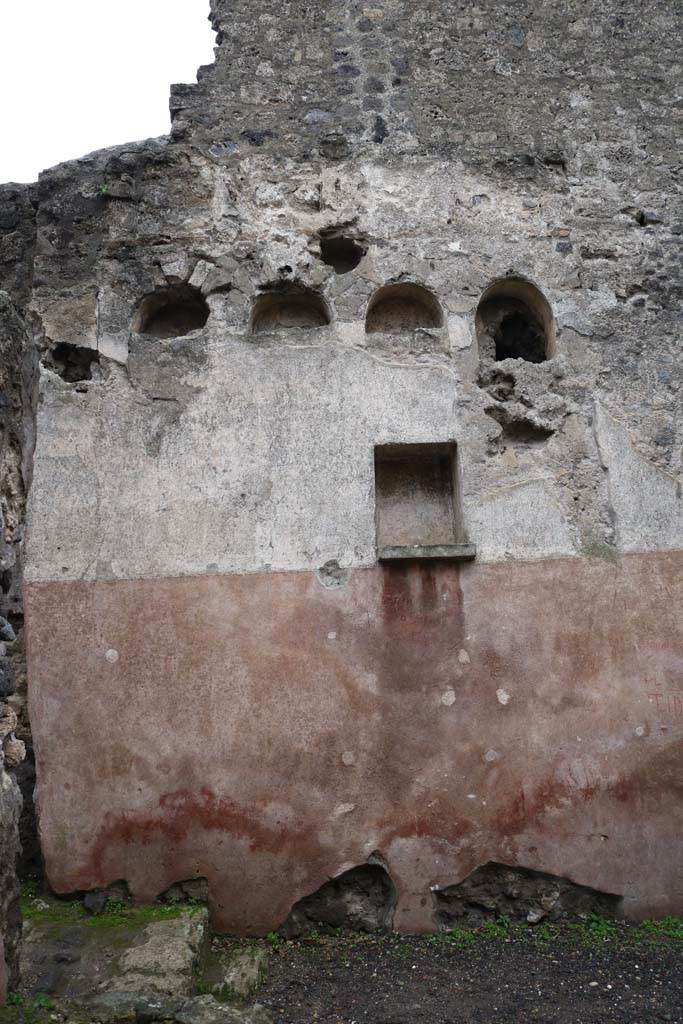 II.2.3 Pompeii. December 2018. South end of west wall with niches. Photo courtesy of Aude Durand. 


